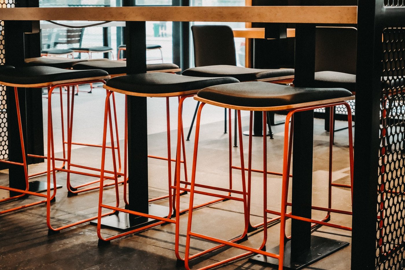 Cafe bar alanlarında konfor ve estetiği birleştiren bar tezgahı yüksekliği ve tabure uyumu hakkında bilmeniz gereken her şey bu rehberde. Müşterilerinize unutulmaz bir deneyim sunun!: Cafe dekorasyon örneği