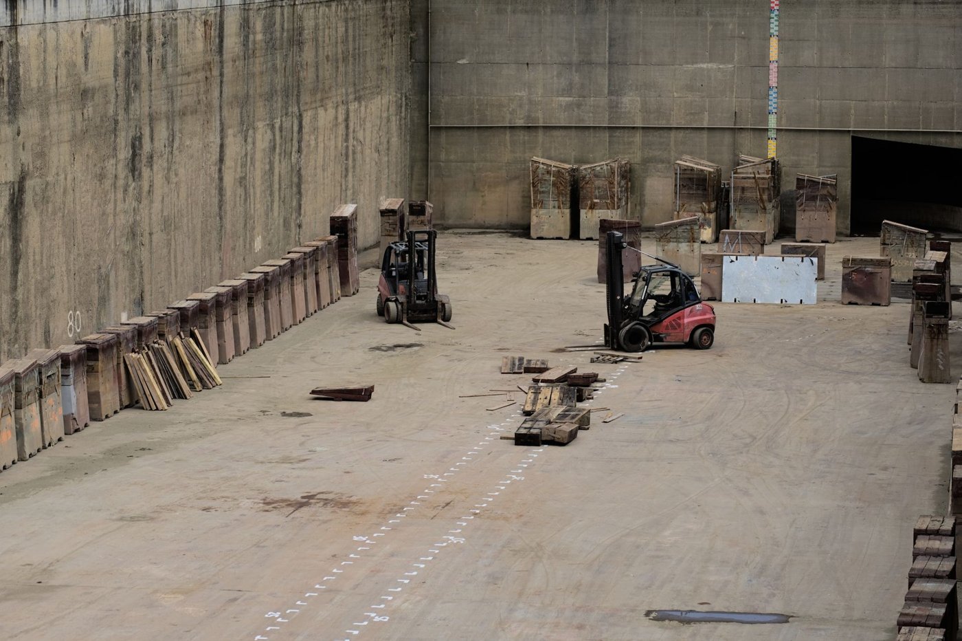 Depo koridor genişliği ve forklift manevrası, depo operasyonlarınızın verimliliği ve güvenliği için kritik öneme sahiptir. Doğru ölçümleri nasıl belirleyeceğinizi öğrenin.: Depo dekorasyon örneği