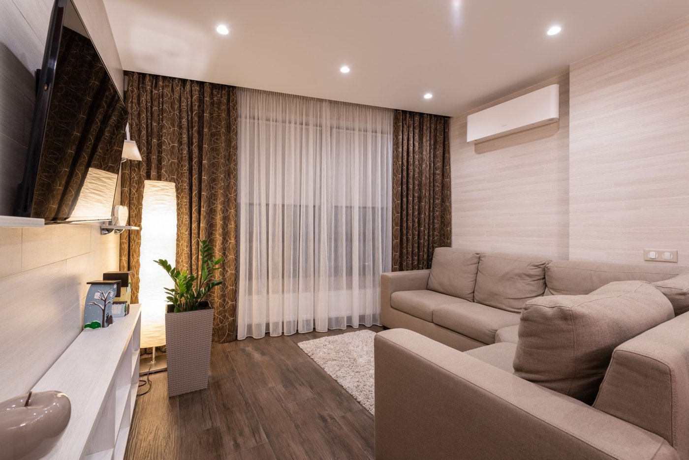 Salonunuzun tarzına uygun, doğru kumaş ve modeldeki perde seçimiyle hem ışık kontrolünü sağlayın hem de mekanınıza estetik bir dokunuş katın.: Salon dekorasyon örneği