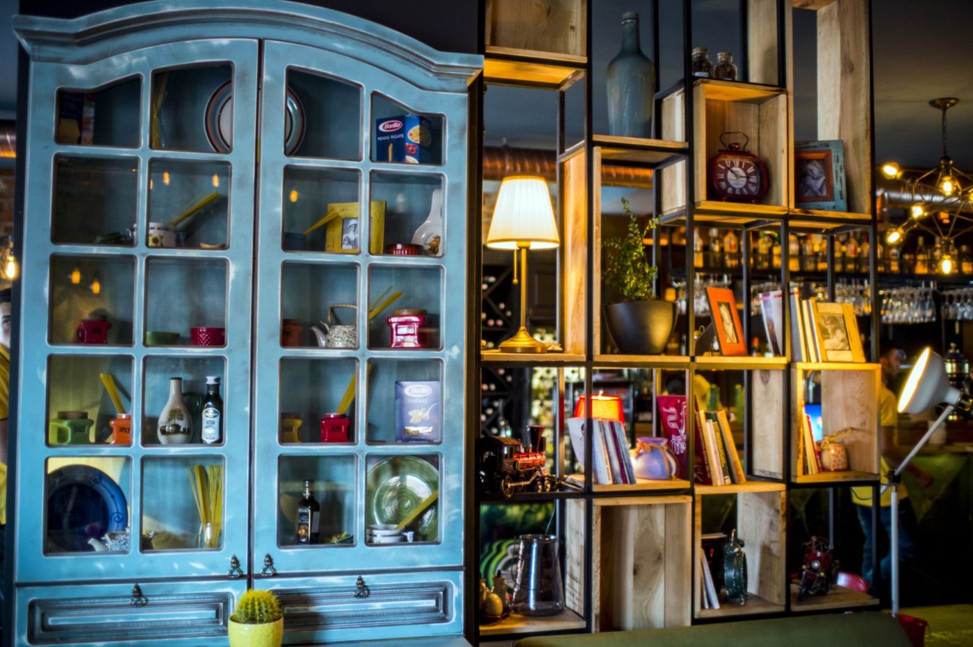 Salonunuzdaki rafları ve kitaplıkları kişisel bir sanat eserine dönüştürün! Estetik objeler, kitaplar ve bitkilerle mekanınıza karakter katacak düzenleme ipuçları bu rehberde.: Salon dekorasyon örneği